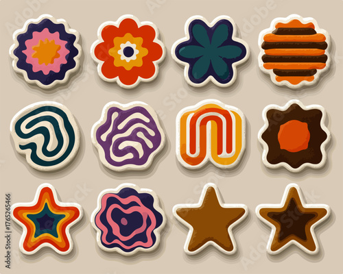 様々な形と色のベクターイラスト。レトロなデザインで、花、星、幾何学模様が特徴です。背景はベージュで、創造的な表現に最適です。