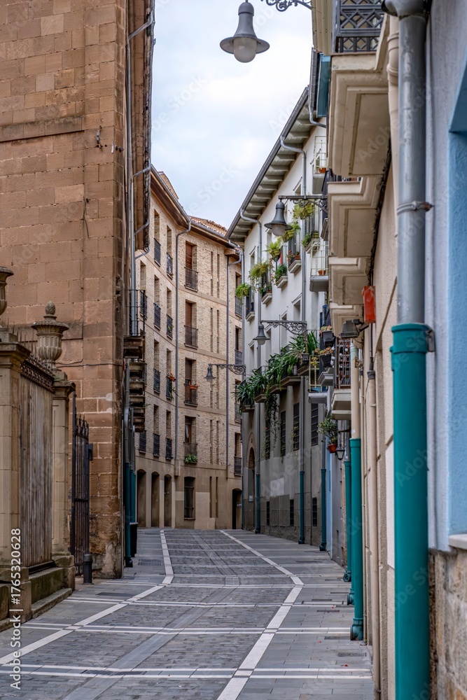 Obraz premium Narrow Pedestrian Street in Historic Old Town, With Traditional Architecture