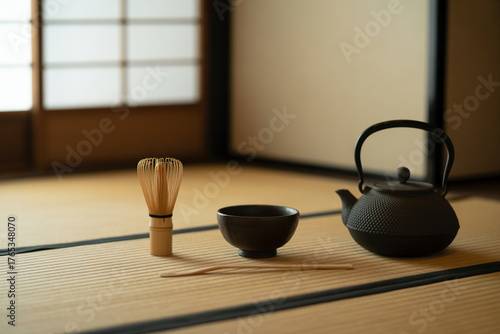 茶道具一式を整然と並べた茶室の一角　Japanese tea utensils (tea whisk, bowl, kettle) neatly arranged on tatami in a traditional tea room