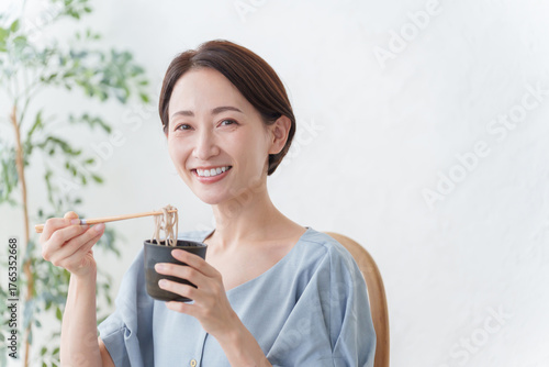 ざるそばを食べる女性