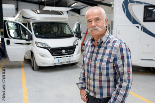 Fotografie senior man buying a campervan