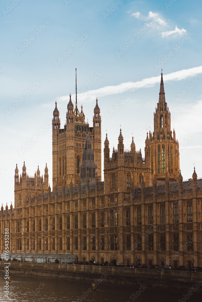 Fototapeta premium The beauty and intricate details of the Palace of Westminster in daytime, England, a must-visit historic landmark and popular tourist attraction.