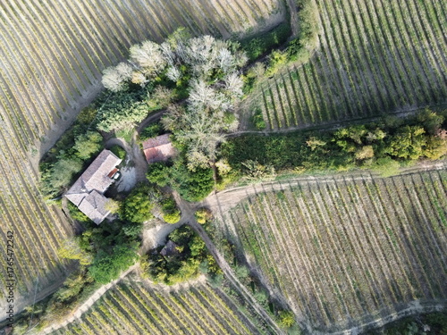 vista aerea di casa colonica in toscana 