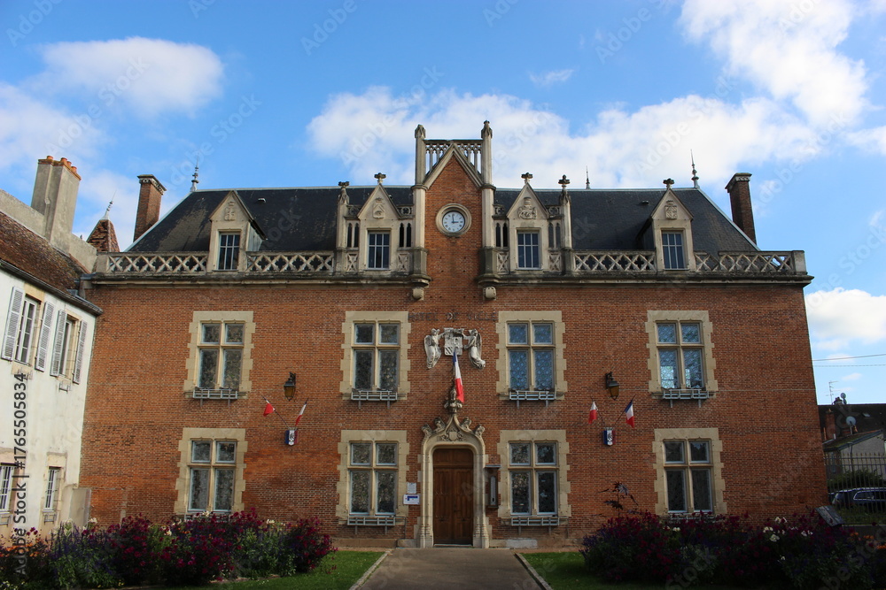Fototapeta premium Auxonne, façade de l'hôtel de ville de face (vue depuis la place d'Armes)