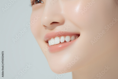 美しい口元の笑顔の女性の横顔
