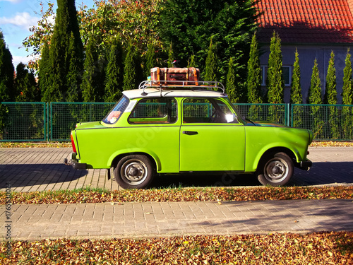 Ein grünes Auto aus vergangenen Zeiten
