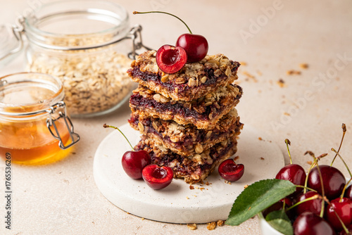 Foto Stack of baked oatmeal crumble squares with fresh cherry