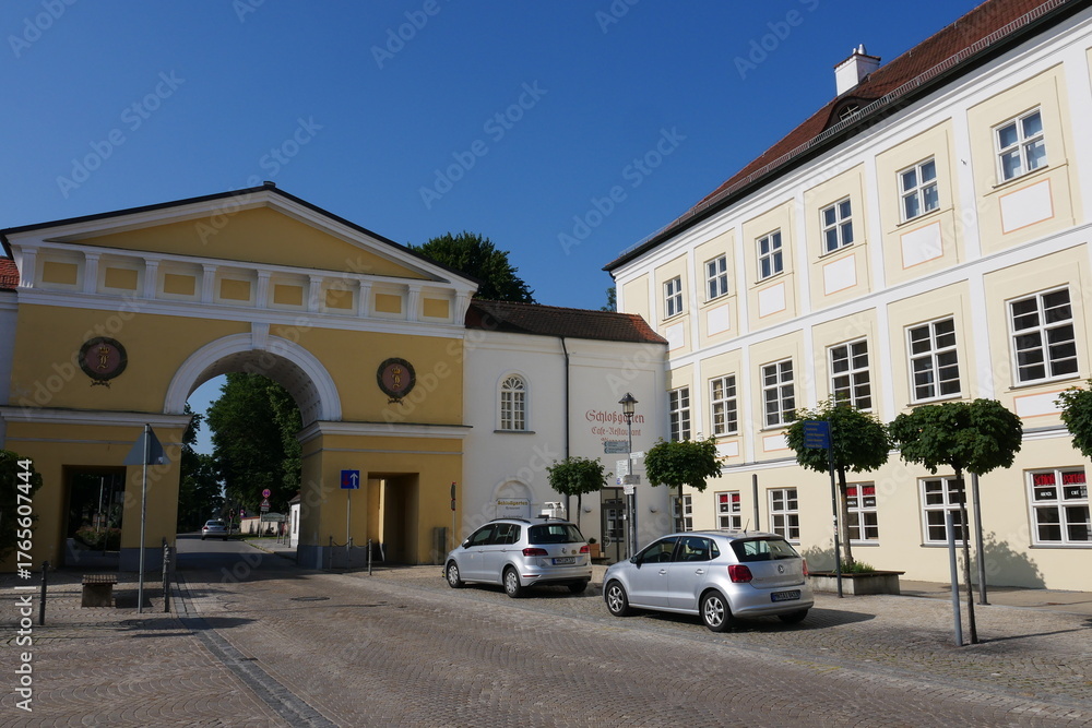 Naklejka premium Schlossplatz mit Ludwigstor und Schloss in Türkheim