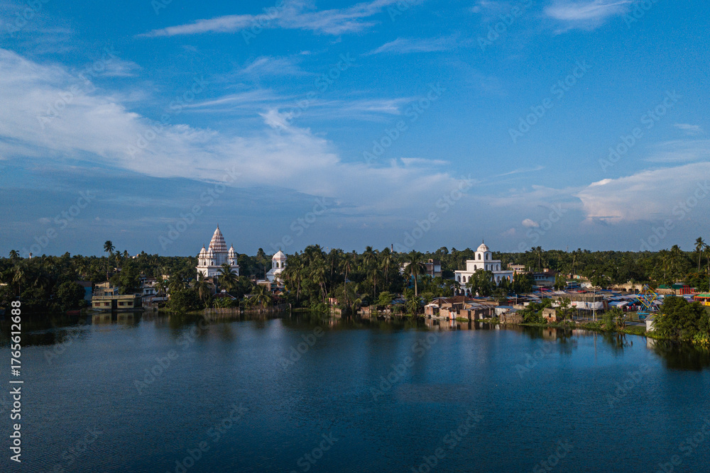 Obraz premium Scenic landscape of a Hindu temple complex on the bank of a large lake in rural Bangladesh Puthia Rajshahi