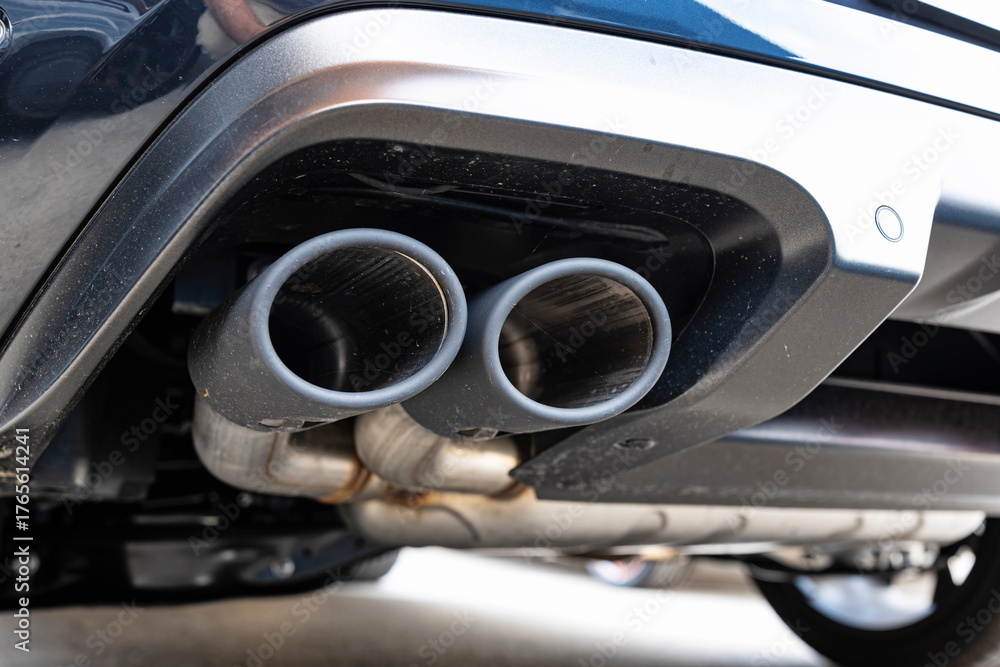Εκτύπωση καμβά Twin tip car exhaust pipe tip and muffler, piping and silencer box on a new European car
