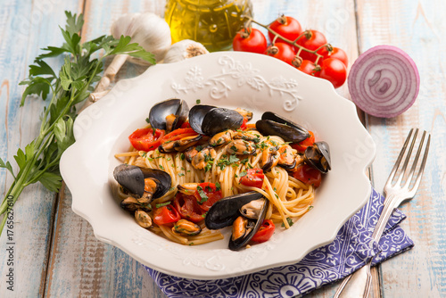 spaghetti with mussels tomatoes and parsley