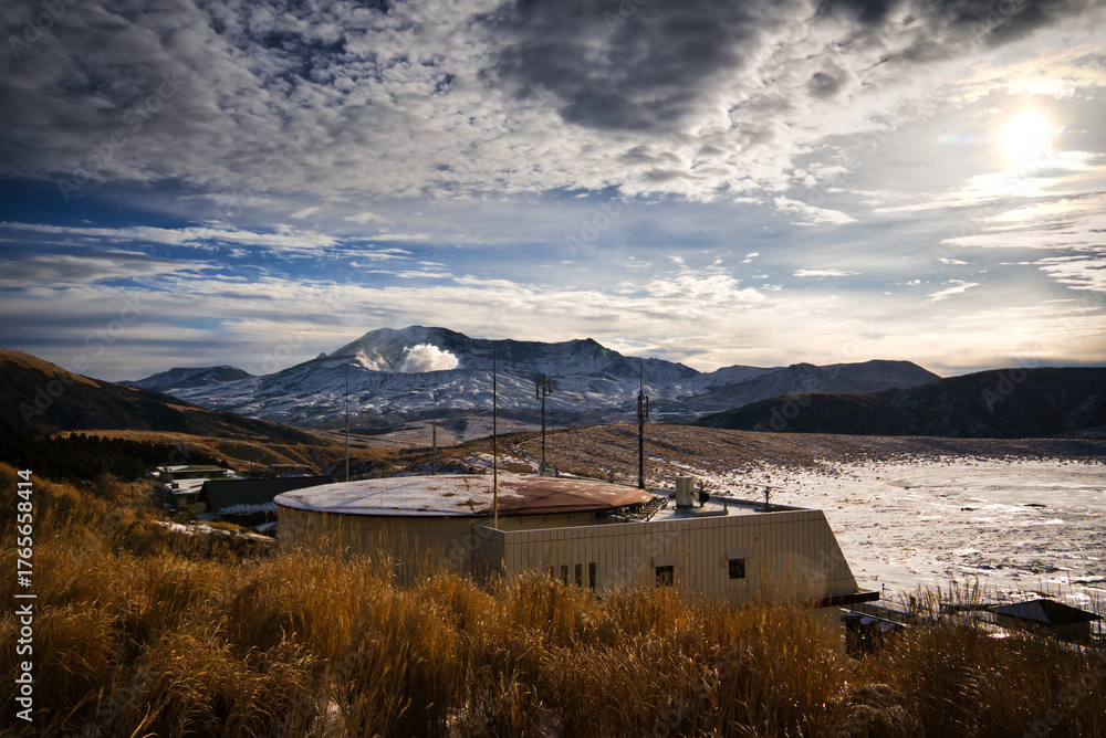 Φωτογραφία Mount Aso and Kusasenri Grassland with Volcanic Smoke Rising in Winter, Scenic L