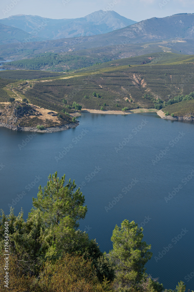 Obraz premium Aerial view with lateral afternoon light highlighting the textures of the water surface and mountainous relief