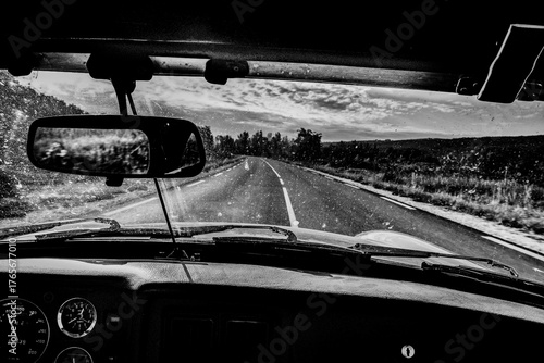 voiture vintage , paysage de route  au travers du pare-brise ,mobilité , escapade , noir&blanc ,voiture sport ,paysage désertique ,vue du tableau de bord ,émotion  du voyage ,