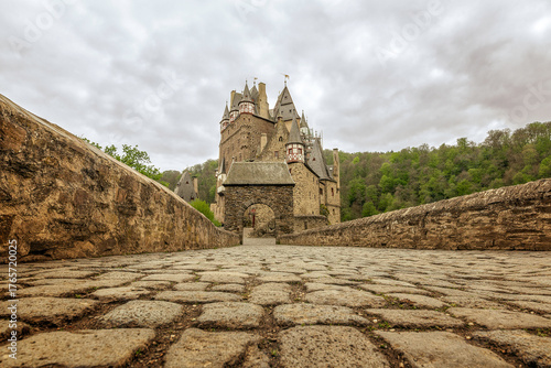 Gepflasterter Weg zur Burg