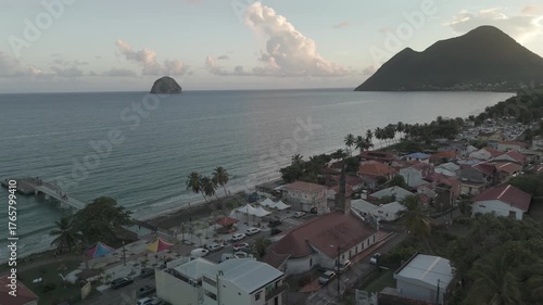 Vues drone du Diamant en Martinique : plage, rocher du Diamant, église et coucher de soleil. Paysages tropicaux parfaits pour projets voyage, nature ou tourisme.