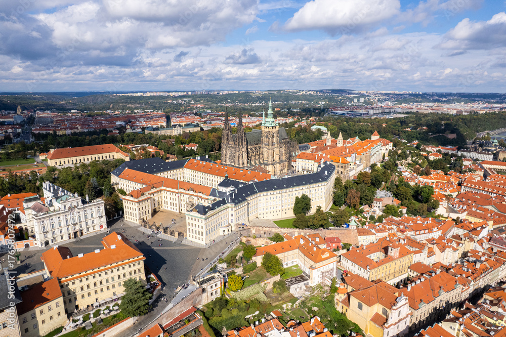 Obraz premium Beautiful aerial and detailed view of Prague Castle with St. Vitus Cathedral and the Old Royal Palace, Czech Republic — Gothic architecture and panoramic city skyline