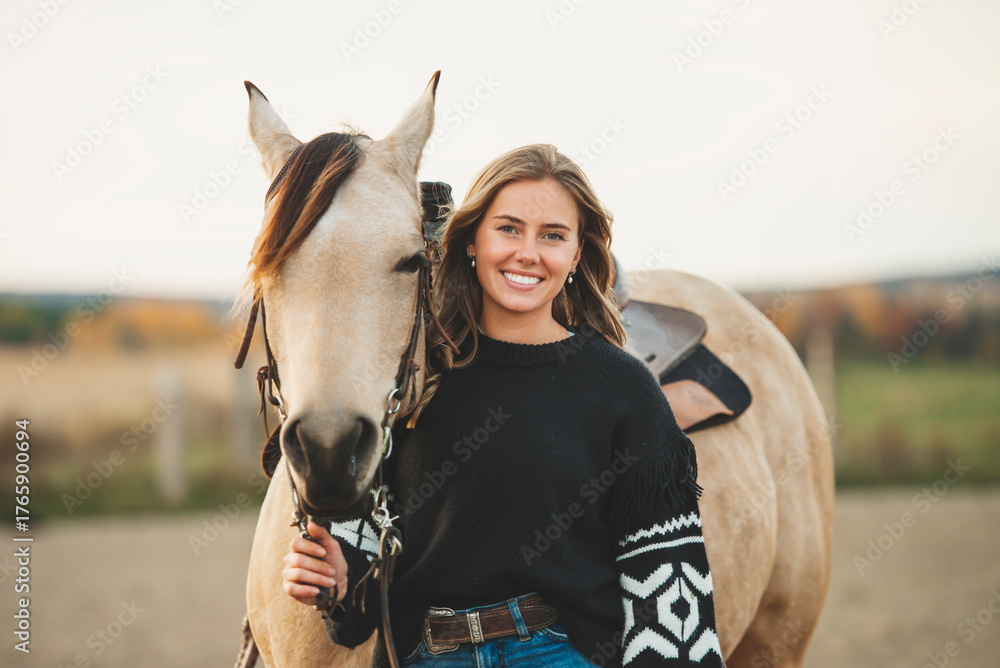 Obraz premium Young woman having great time with a horse in field on autumn season. sunset hour