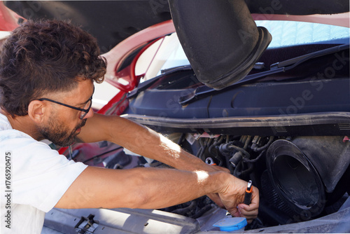 Принти на полотні Mechanics, maintenance, and breakdowns in recreational vehicles