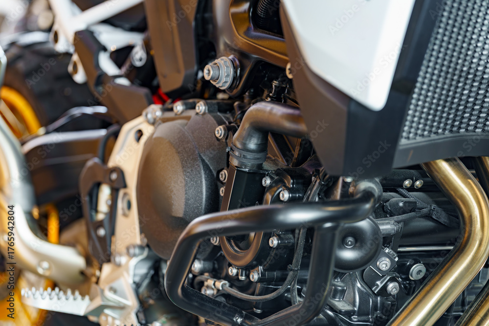 Obraz premium Detailed view of a motorcycle's engine showing intricate components and modern design features