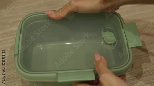 Learn how to easily open and close a practical food storage container. This step-by-step guide shows the easy operation and features to keep food fresh.