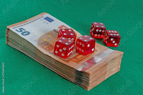 Würfelspiel mit Geldhaufen