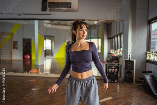 Quadro em tela Woman practicing modern dance in studio
