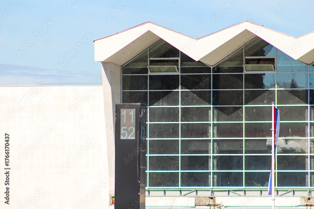 Φωτογραφία Editorial image of the Novi Sad train station clock showing 11:52, photographed on October 23, 2025, nearly one year after the fatal collapse