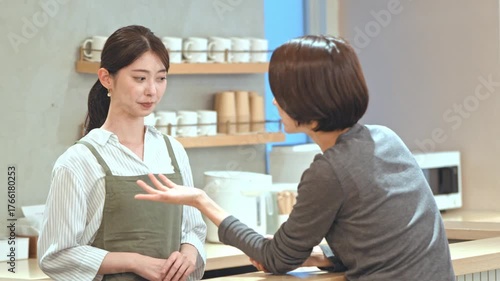 クレーマーに対応する女性