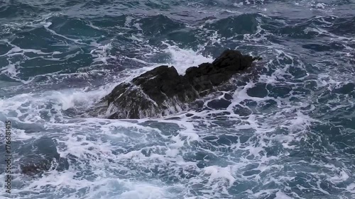 The powerful and dynamic sea of ​​Amam