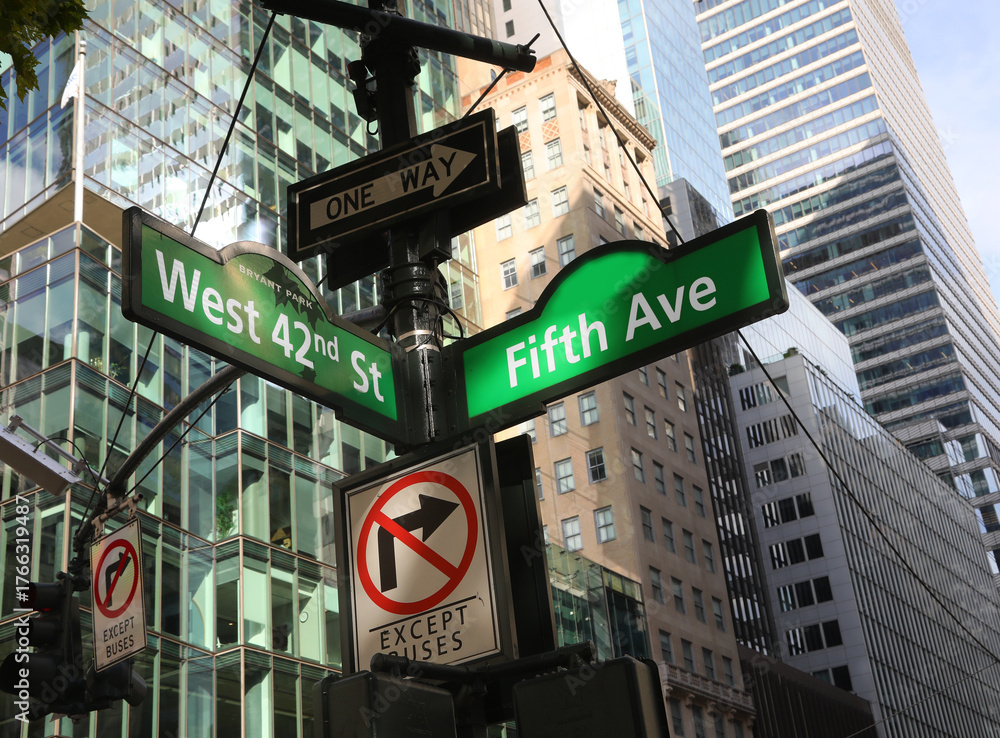 Obraz premium new york intersection fifth ave west 42nd st signs and skyscrapers