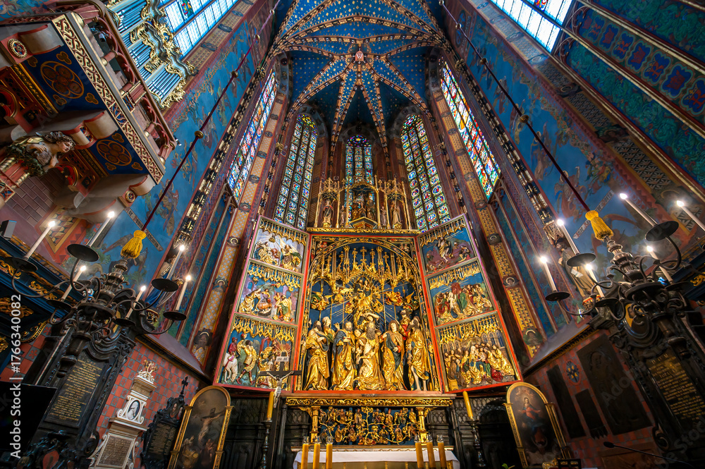 Obraz premium St. Mary's basilica in Krakow, Poland. The church is located on the Main Market Square and have on of the most beautiful ceiling. 