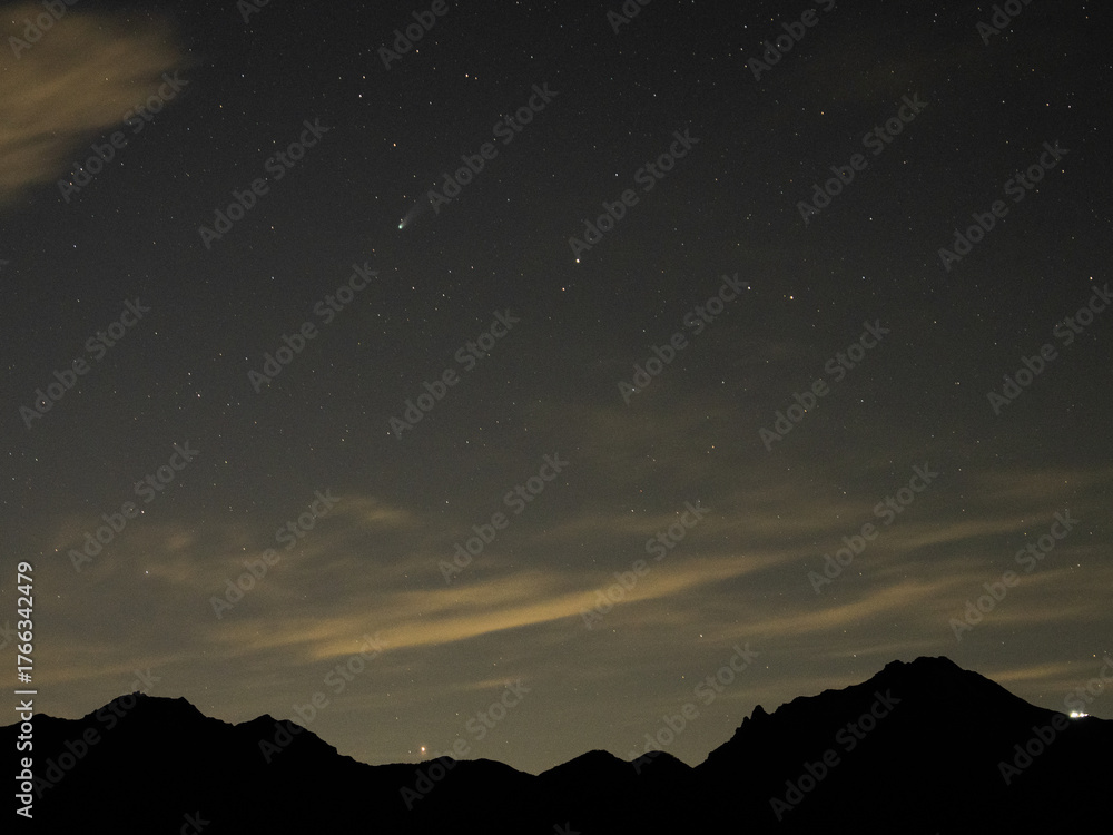 Fototapeta premium 夜空に輝くレモン彗星が描く幻想的な軌跡と宇宙の深遠なる神秘