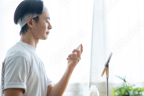 スキンケアをする男性