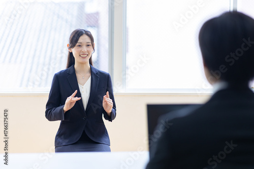 面接を受ける女性