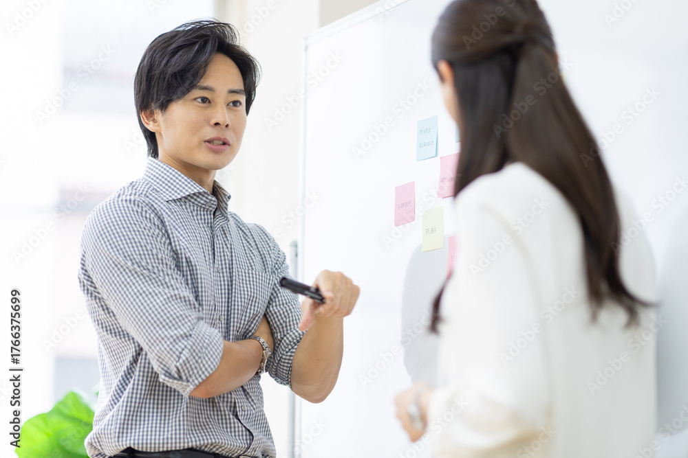 Fototapeta premium 意見を出し合う男女