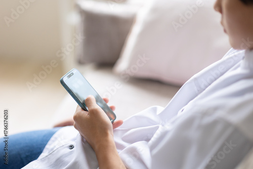 Foto スマホを見る男性の手元