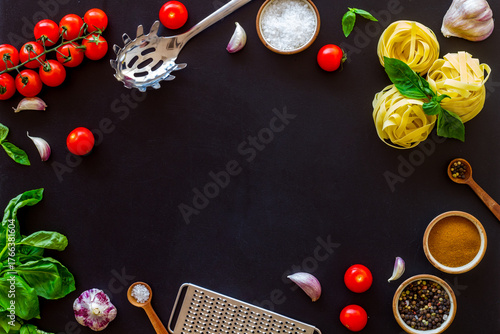 Papier peint Frame of ingredients for cooking Italian pasta - uncooked fettuccine with tomato