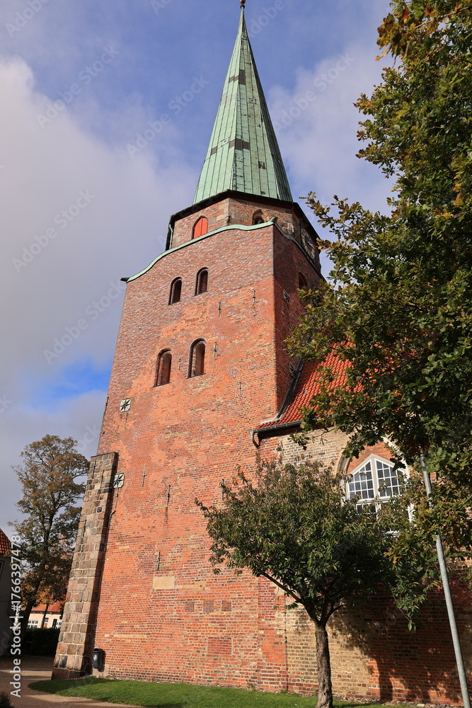 Obraz premium Historische Kirche in der Altstadt von Travemünde