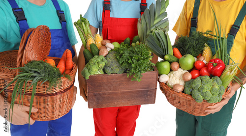 Young farmers with fresh ve...