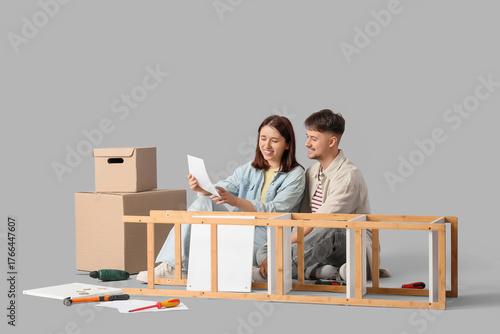 Young couple with instructi...