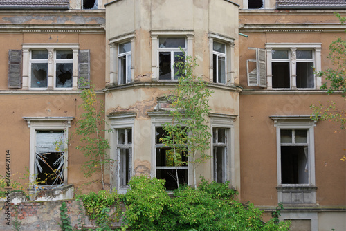 Altes sanierungsbedürftiges Gebäude, formatfüllend