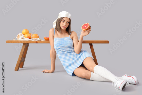 Stylish young woman with gr...