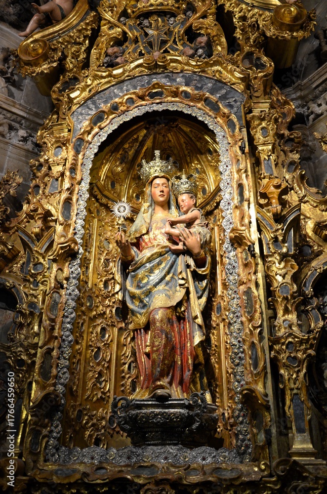 Obraz premium Seville, Spain 03.24.2019: Virgin Mary With The Infant