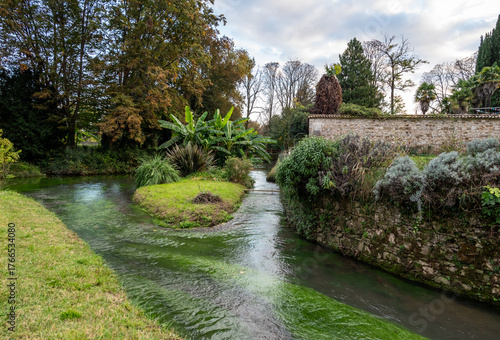 Bild auf Leinwand Veduta dei fiumi di risorgiva presso il giardino dei castelli di Strassoldo in a