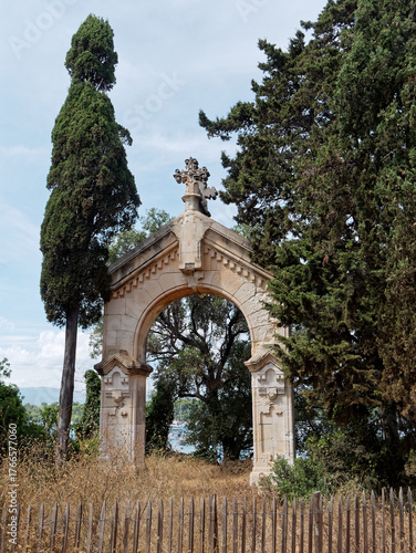 Arc de triomphe sur l'île Saint-Honorat. île de Lérins, Cannes, Côte d'Azur, France 