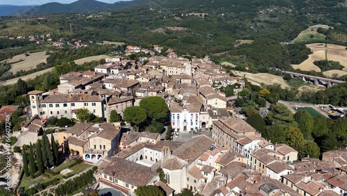 La splendida città di San Gemini e il suo centro storico medievale. Provincia di Terni, Umbria, Italia.
Vista aerea.