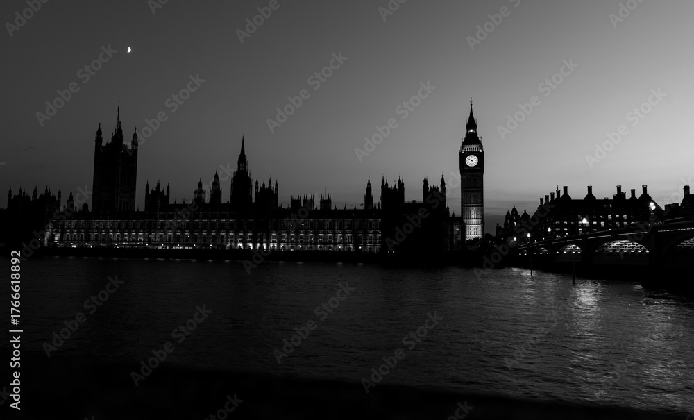 Naklejka premium Illuminated Big Ben and Parliament at Dusk