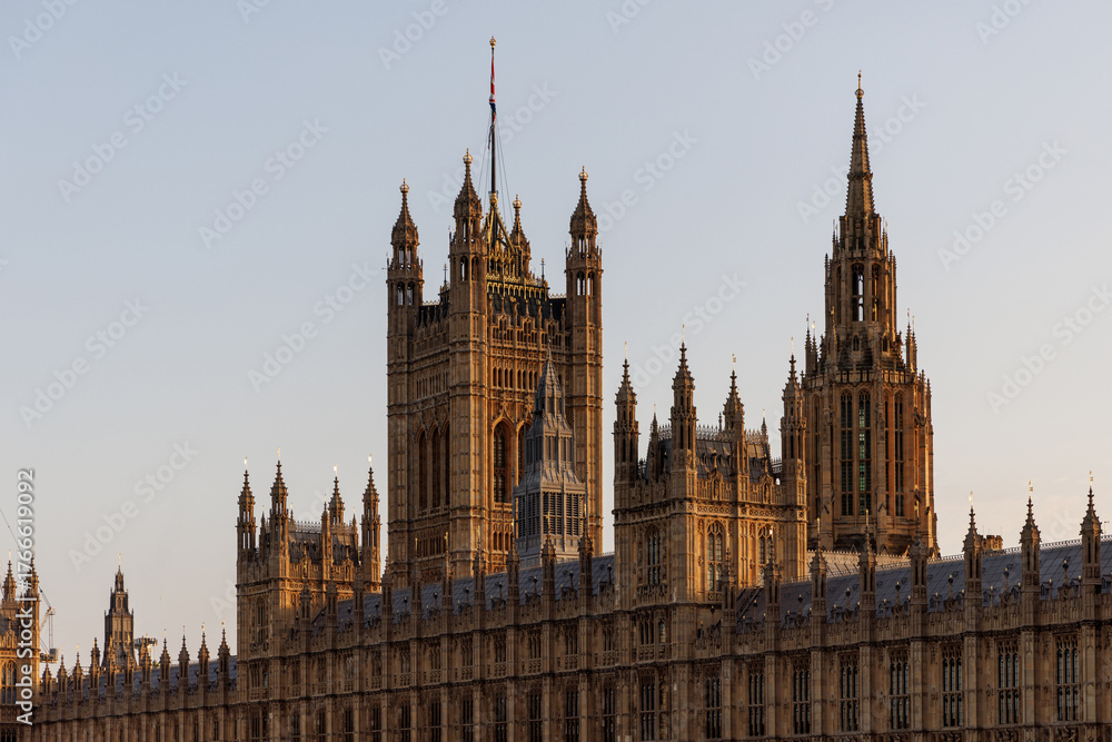 Obraz premium Houses of Parliament facade in warm evening light, London