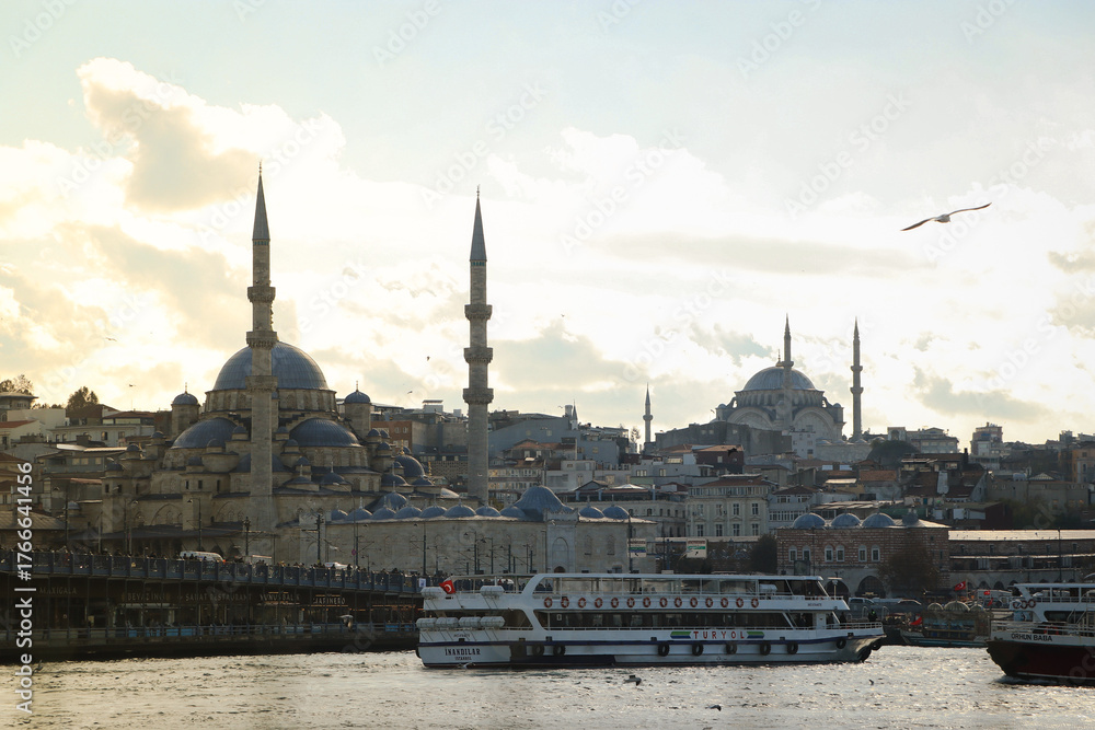 Obraz premium “Serene Coastal View with Boats and City Skyline”